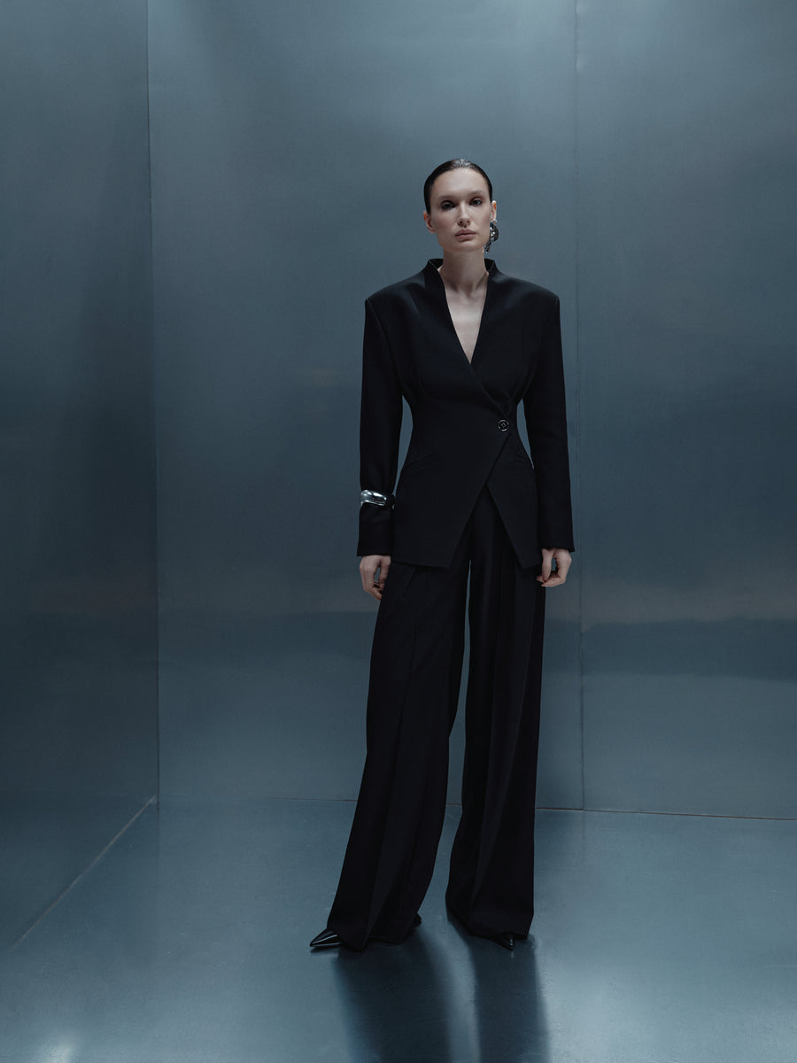 Loose-cut trousers with pleats