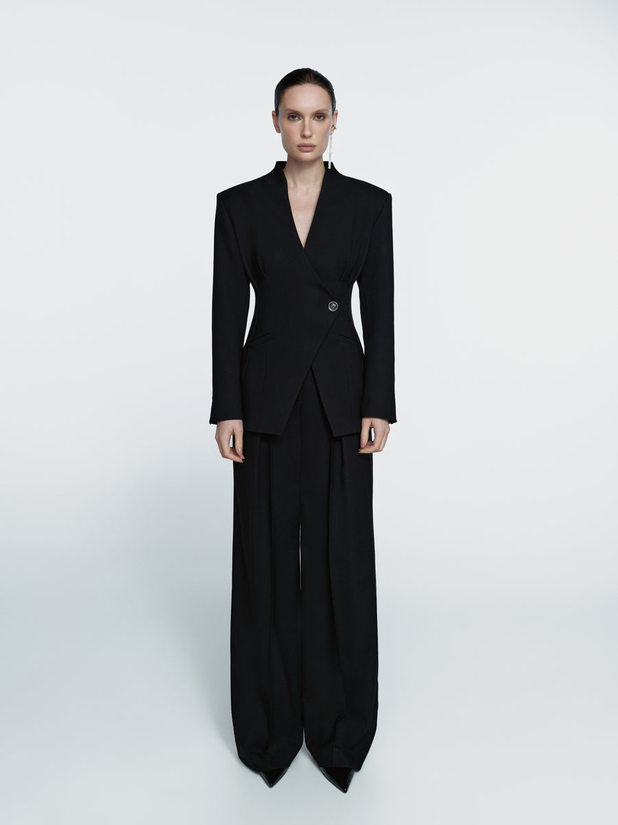Loose-cut trousers with pleats